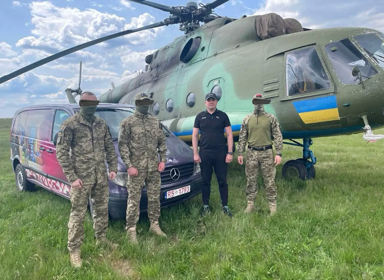 Фотографія військових з автівкою, що була надана Фондом