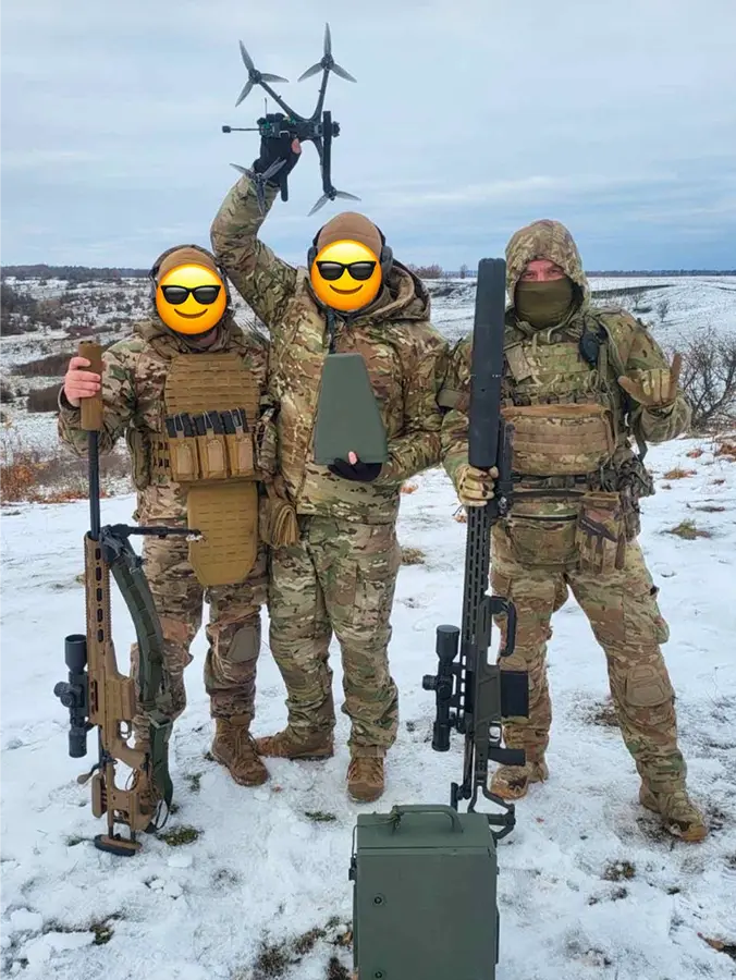 Фотографія військових з дроном, що був наданий Фондом